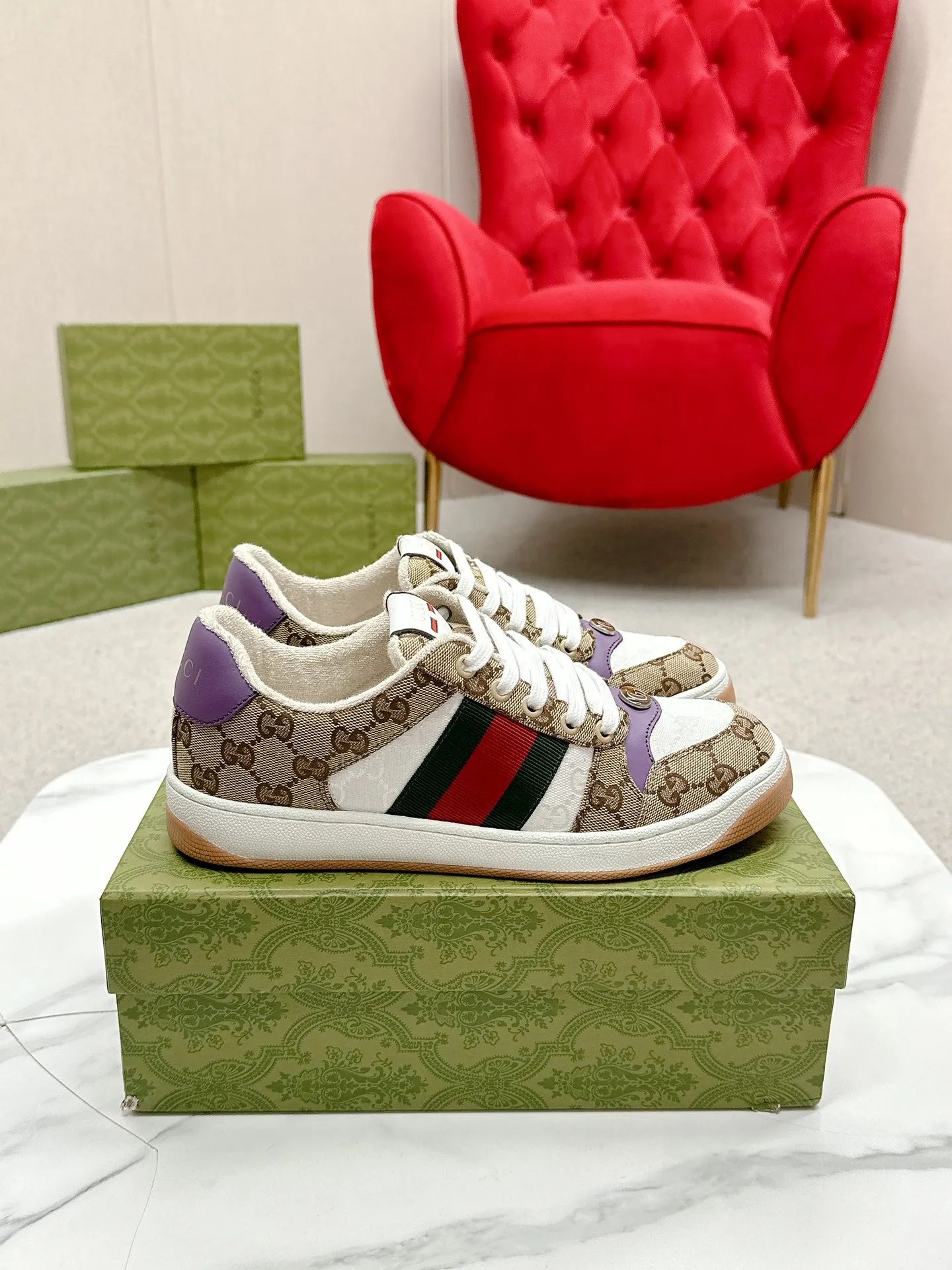 👟👟Ex-factory price 560👟👟 Men’s size +10 Gucci——purchased version GG series distressed dirty shoes-hot style is coming! 9 times out of 10 sales, you will definitely get the money. Ready stock! Spot goods! Spot goods! New colors added - the ultimate version on the market! Purchase the original version and develop it... fabric, material, outsole, and details can be compared at will! Open-mold Swarovski one-to-one replica rhinestone chain...Metal cherry pendant...Metal double G crystal cylindrical mark...Gucci original customized narrow webbing...Super flash series - flash diamond chain. The cherry decoration is detachable and can be changed into two to match with each other to show your personality. Exclusive color-brushed cowhide fabric. Hand-made distressed is very textured and has a sense of luxury! The details of the workmanship can be seen in the drawings, and no line is missed. The original terry cloth is delicate, soft and more comfortable and breathable. The privately stamped two-color original TPU outsole (lower layer is wider, upper layer is narrower). Matching packaging⭐️ Size: Female 35-40 Male 39-44 (Female 41 Male 45 customized)